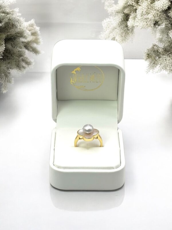 7 – 8 mm Gray Mother of Pearl Flower Shaped Ring