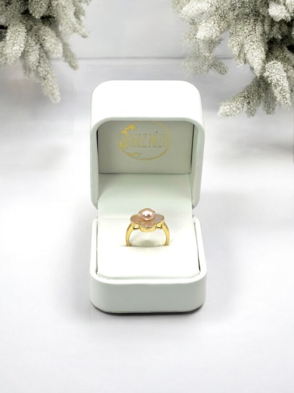 6 – 7 mm Champagne Mother of Pearl Flower Shaped Ring