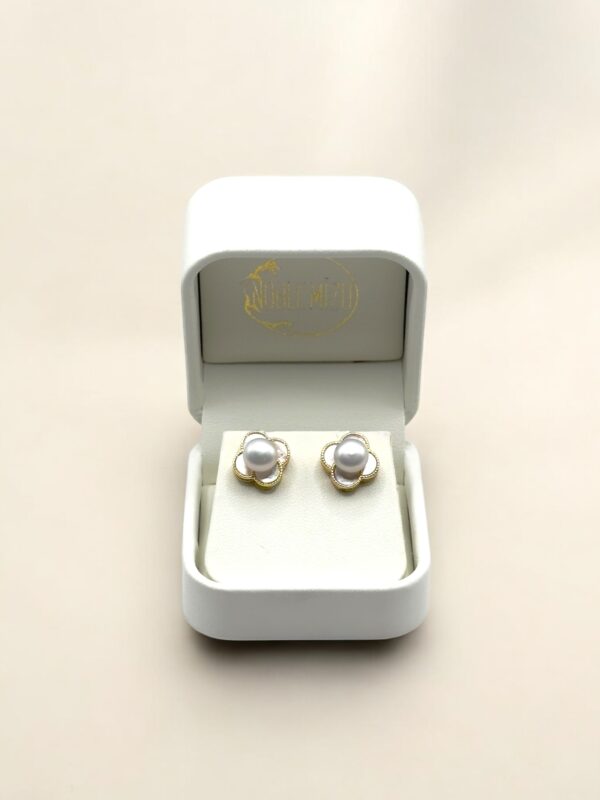 7 – 8 mm White Mother of Pearl Flower Shaped Earrings