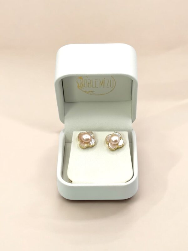 6 – 7 mm Champagne Mother of Pearl Flower Shaped Earrings