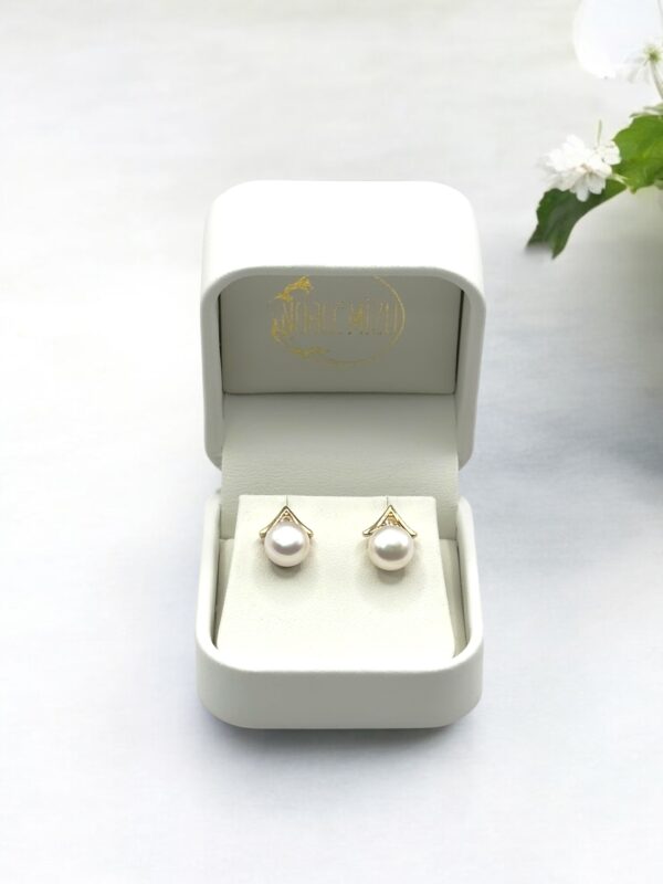 8 – 9 mm White Flair Earrings