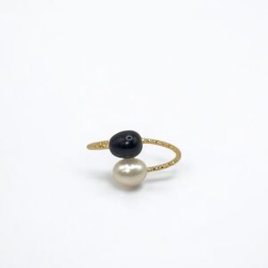 5 – 6 mm Black & White Oval Pearl Gold Plated Ring