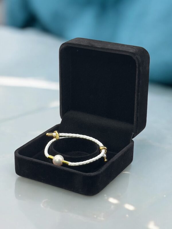 10 – 11 mm White Pearl Leather Strap Bracelet