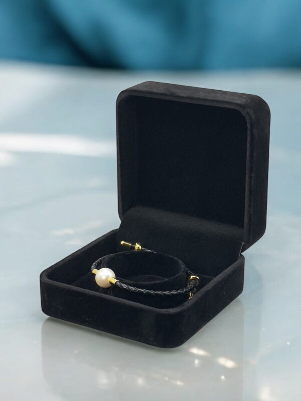 10 – 11 mm White Pearl Leather Strap Bracelet