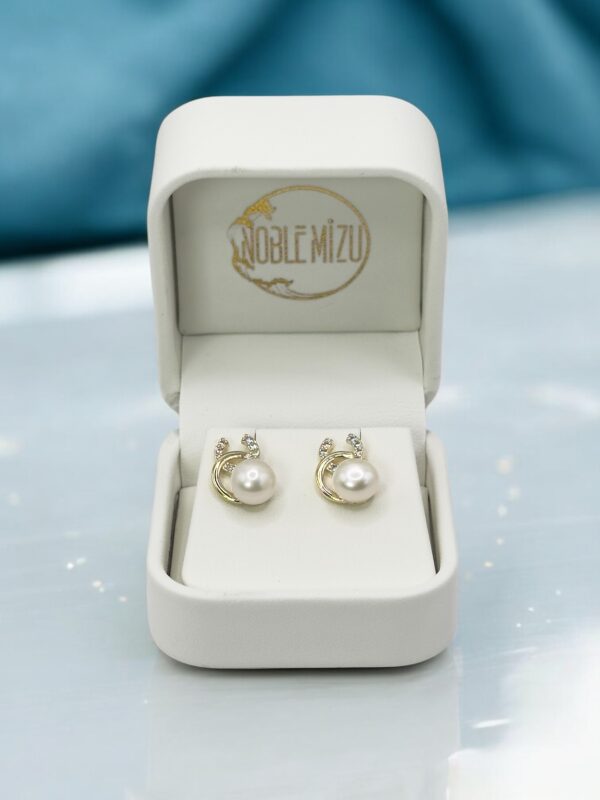 7 – 8 mm White Pearl Gold Plated Horseshoe Shaped Stud Earrings