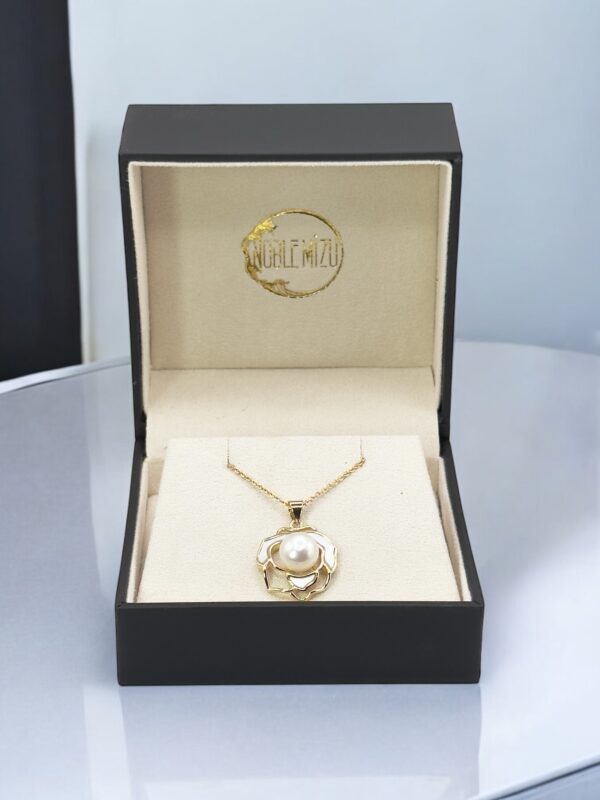 9 mm White Pearl Flower Shaped Pendant Necklace