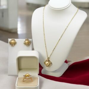 9 – 10 mm Gold Pearl Set Flower Shaped